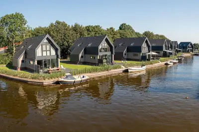 Image de Villa à Balk avec ponton privé