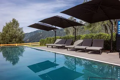 Image de Appartement avec piscine à débordement partagée
