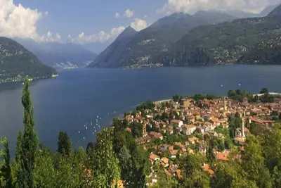Image de Maison au bord du lac avec sentiers