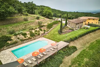 Image de Ferme à Chianti avec piscine et jardin