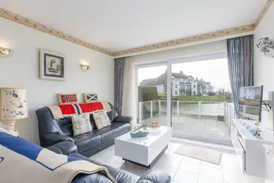 Image de Confort au bord de la piscine avec terrasse