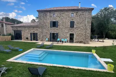 Image de Ferme entièrement rénové, 7 chambres, 7 salles de bains, 7 Wc, piscine, 2 terrasses