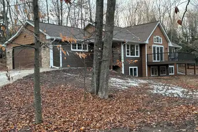 Image de Beautiful new home nestled on 5. 5 acres of Lake Michigan sand dunes