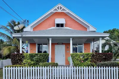 \"Sweet Ting\" Charming 3-bedroom cottage in Spanish Wells, Just Steps to beach