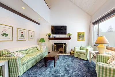 Image de Charming Black Butte Ranch getaway on the golf course, dog-friendly with A/C