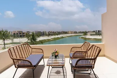 Image de Elegant Lagoon View with Balcony