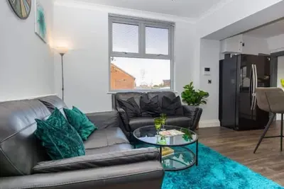 Image de New | Spacious Convenient Parking Business Leisure