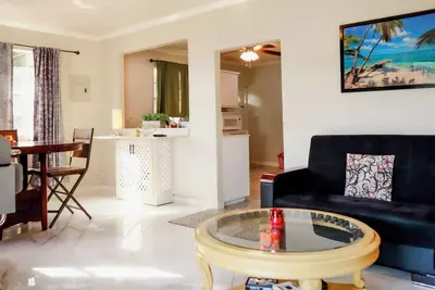 Image de Charming 2-bedroom condo in Weston with Ac, WiFi and so close to the beach!