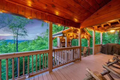 Image de Charming cabin with stunning mountain views, WiFi, and hot tub