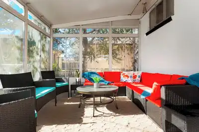 Image de Spacious 5-bedroom house -  Modern, Pet/Family friendly and Centrally Located!