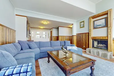 Image de Large waterfront estate with main house, townhouse w/ hot tub + studio cottage