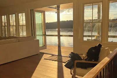 Image de Luxurious Lakefront 3-bedroom house in Fitzwilliam on Laurel Lake