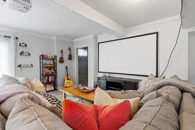Image de Near Boston - Home Theater - Game room - Peloton