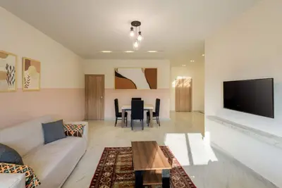 Image de Charming 2br Apartment with Balcony & City Views, Sleeps 5