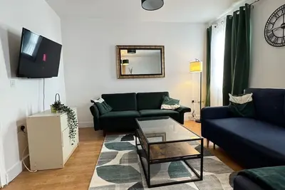 Image de Sleek City-Center Apartment