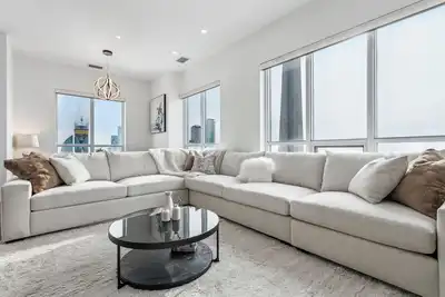 Image de Central Cn Tower View | 3bed 3 bath | 6 Guest | Pool | Gym | Parking