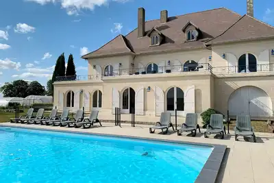 Image de Villa de caractère avec grande piscine dans havre de paix à 5min des commodités