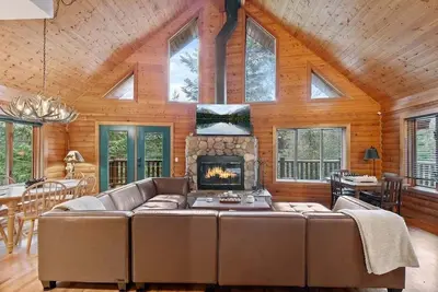 Image de Summit Log Cabin With hot Tub & Sauna