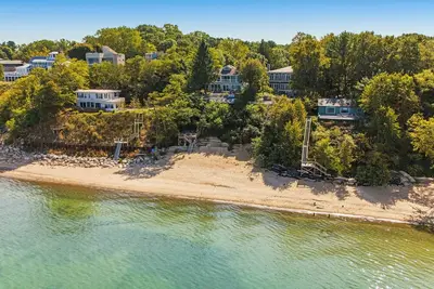 Image de Lake Mi Beach Front Home w/Private Pool, Hot Tub, Home Gym & 6 Ensuite Bedrooms!