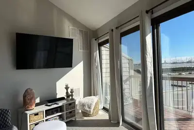 Image de 3rd floor condominium with amazing views and picturesque sunsets.