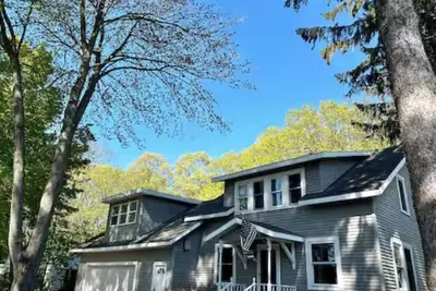 Image de New! Charming 4-bedroom house steps away from White Lake in Whitehall!