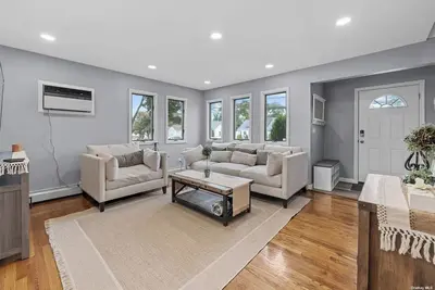 Image de Charming 3-bedroom 2-bath apartment with Ac, WiFi in fabulous Amityville