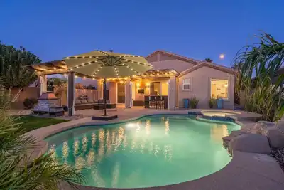 Image de Waterfront Villa with Pool Hot Tub Lounge area