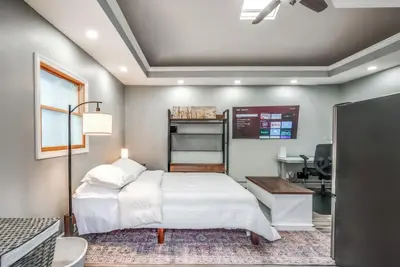 Image de Cozy studio with Ac and WiFi in charming Massapequa