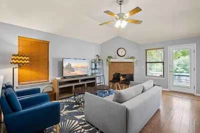 Image de Cozy 3 bedroom+office backs into park with trails