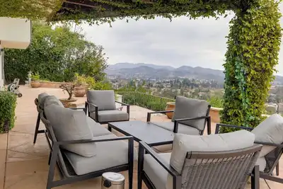 Image de 2 Mi to Promenade at Westlake: Mtn-View Haven!