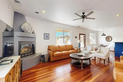 Image de Charming townhome 1 mile from Old Town, Albuquerque, Zoo Bio Parks minutes away.