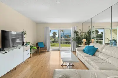 Image de Oceanfront Complex I Close to Pier I 2bd/2ba I Beach Gear Included I 2nd Floor