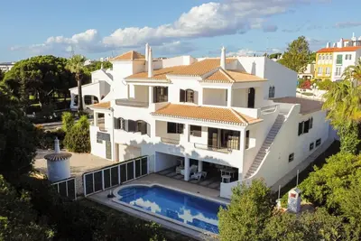 Image de Spacious 9-bedroom villa in Vilamora close to the Marina