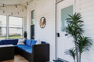 Image de Happy Hen House 2-Bedroom House w/ Amazing Front Porch and Backyard Chickens