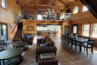 Image de 90 Acre Luxury Ranch Sleeps 14 - Pool Jacuzzi Pickleball Court - Horse Corrals