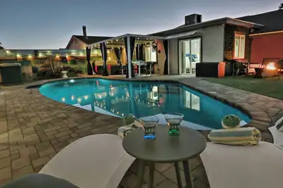 Image de Lunar: Old Town Luxury• Heated Pool• 2 Kings• Gameroom• Hottub• Karaoke• Privacy