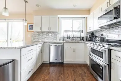 Charming 6 Br Home w\/Game Room Perfect for Groups
