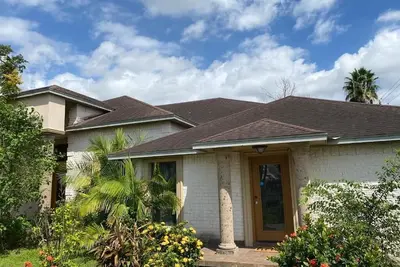 Image de Brownsville Comfort 2-bedroom home close to Space-X, Spi & Restaurants, backyard