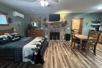 Image de Cozy cabin with fireplace Lake Taneycomo Dock Fishing!