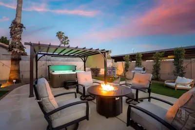 Image de Elegant Stay & Play Getaway in Pv with Hot Tub