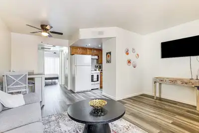 Image de 4 Mi to Surprise Stadium: Condo w/ Pool!