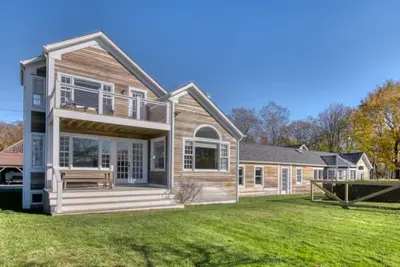 Image de Freshly updated farmhouse on 66 acres right in the heart of the North Fork