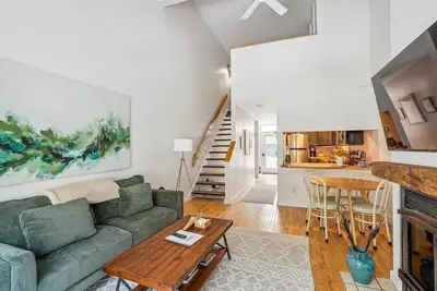 Image de Riverside Getaway: 1br+ loft, fireplace, a/c, decks w/ river views, free ski shuttle, Village area!