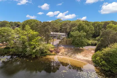 Image de Pond Views, Beach Access, Firepit, Foosball, Office. Kid Friendly- Toys & Games!