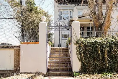 Image de Classic Row Home Patio, Porch & Garage. Walk to Downtown & Convention