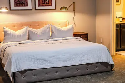 Image de Immaculate and cozy townhome 8 mins. away from Csu