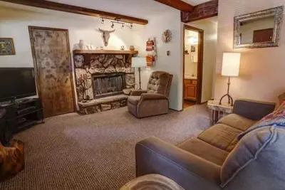 Image de Hollie Mountain Condo. Walk to Ski Lifts!