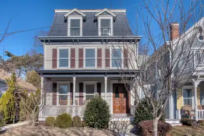 Image de Newly Renovated 4br Charming Home on best block in Greenport