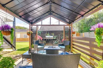 Image de South Houston Townhome w\/ Patio & Gas Grill!