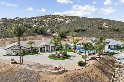 Image de Grandview Pickleball Oasis. A private 6 bedroom pool home with panoramic views.